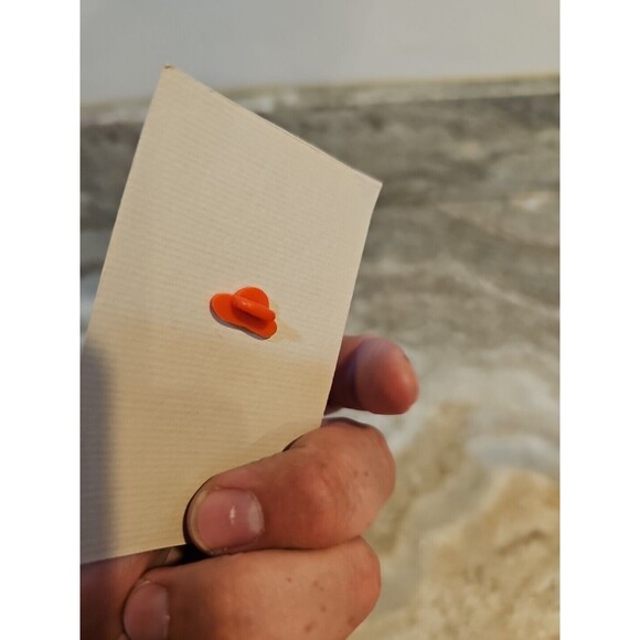 2008 Official Red Hat Society Queen Goldtone & Enamel Pin - Picture 6 of 6